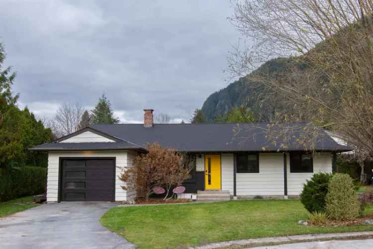 A $1,550,000.00 House/Single Family with 3 bedrooms in Brackendale, Squamish