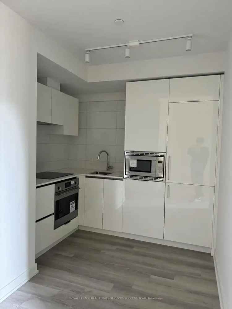 Downtown Toronto Condo: 2-Bed, 1-Bath w Terrace - Artists Alley