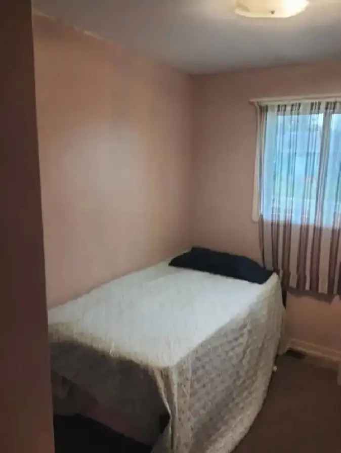 2 Private Rooms Near UPEI Holland College