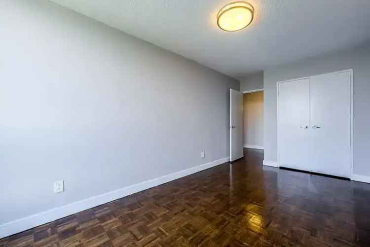 Rent upscale apartment in Bayview Village Toronto with quality amenities