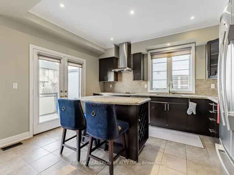 Beautiful End-Unit Townhouse in Prime Thornhill