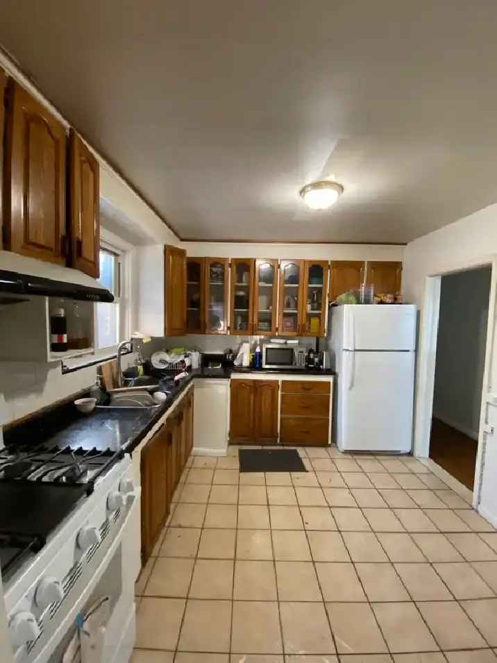 3 Bed 1 Bath house for rent in Scarborough - Pharmacy & Lawrence