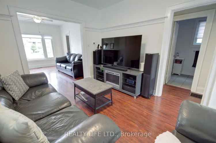 Bright 3 Bedroom Detached Home Near TTC Go Train Schools