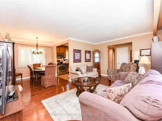 West Oakville Bungalow: Modern Kitchen, Finished Basement, Large Lot