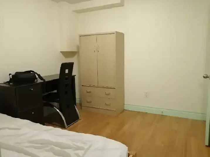 $900 Downtown Toronto Room For Rent (Near Bathurst & Dundas)