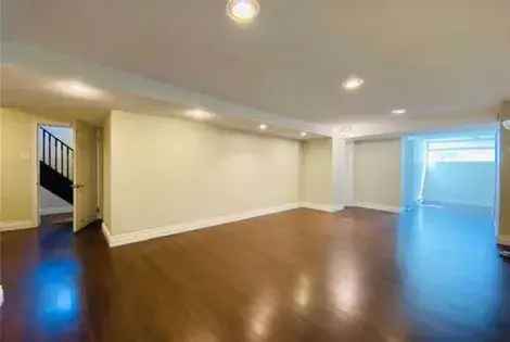 2 rooms house of 405 m² in Toronto