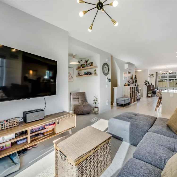 4-Bedroom Townhouse in South Surrey - Modern Living and Convenience