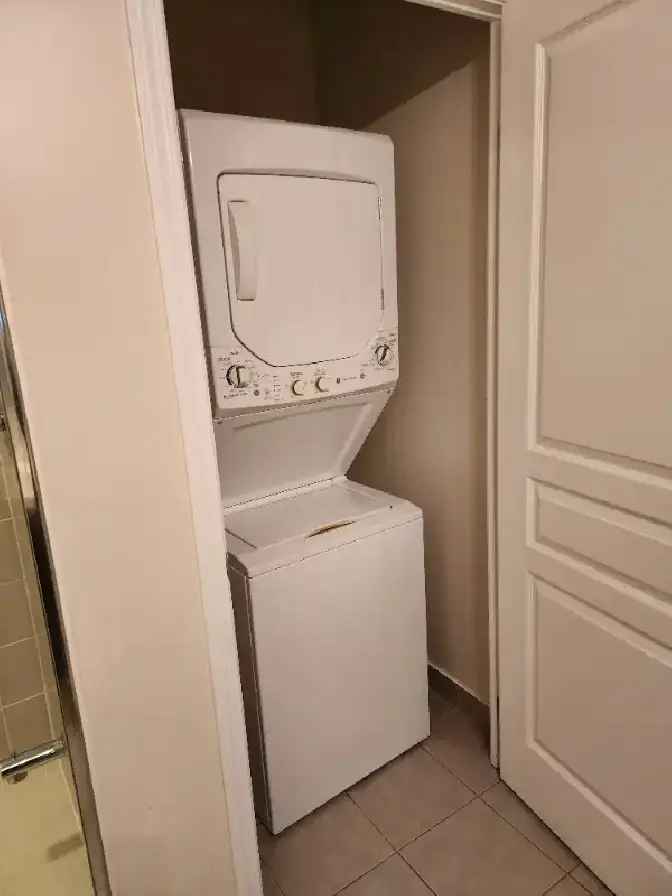 Cozy 1 Bedroom Condo Downtown -  Near Restaurants and Transit