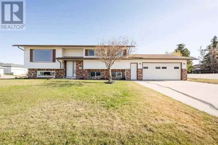 1077 sq ft Bi-Level Home in Crystal Ridge with Large Lot and Finished Garage