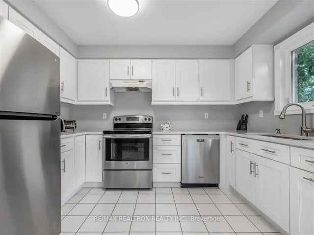 Townhouse For Sale in Aurora, Ontario