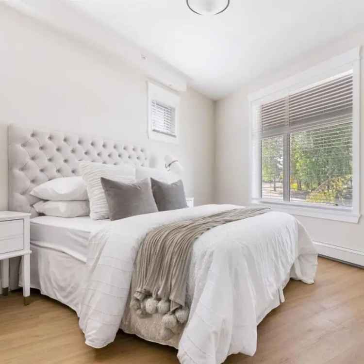 West Facing Junior 2 Bed 1 Bath Condo in Kensington Gate