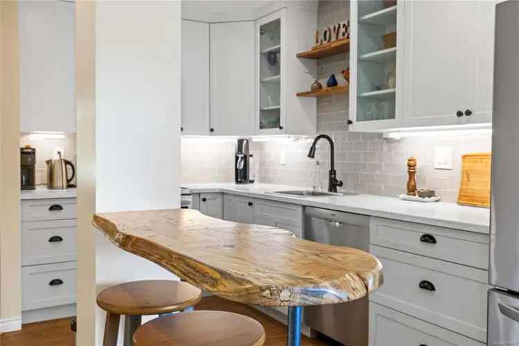 Updated 3 Bed 2 Bath Townhome Near VIU