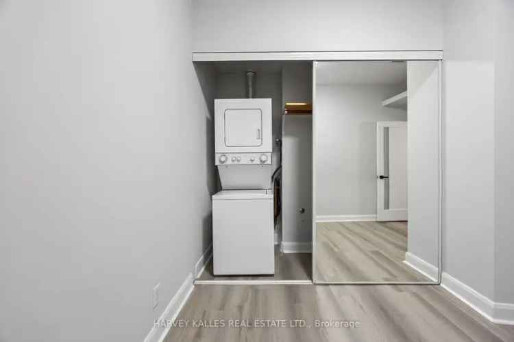 King West Modern Condo 2 Bed 2 Bath