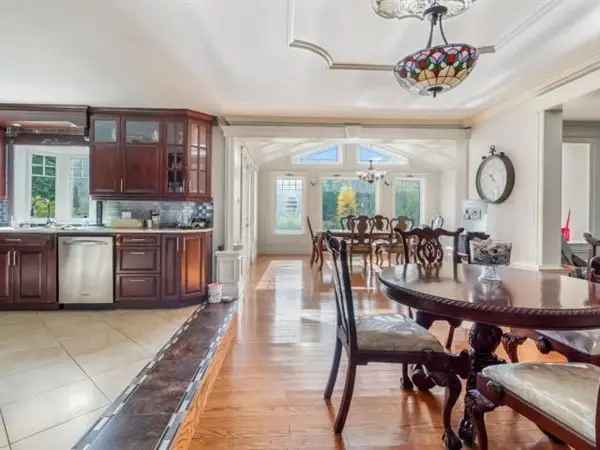 Spacious Intergenerational Bungalow with Lake View