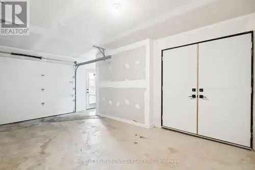 3-Storey Townhouse in Barrie South End 3 Bedroom 4 Parking Spots