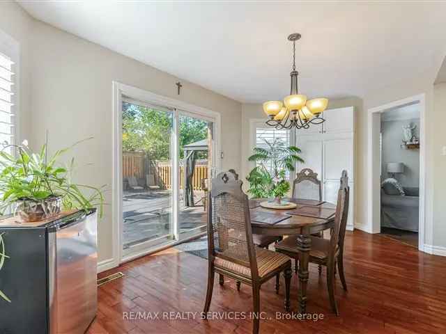 Oakville Family Home with Pool - Clearview Neighbourhood