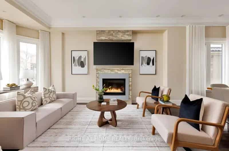 Family Home in Leaside with Modern Upgrades