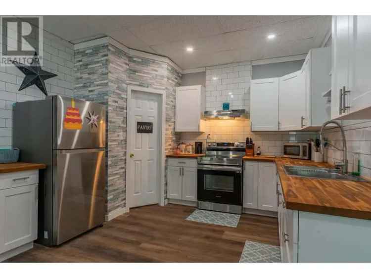 Highly Desirable Duplex - Great for Homeowners and Investors