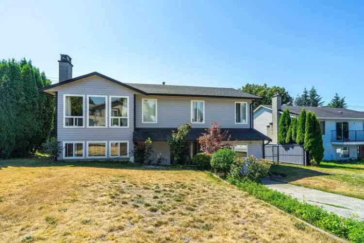 Cloverdale 5 Bed 4 Bath House with 2 Suites