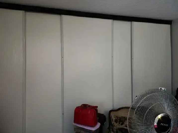 Large Room for Rent Female Only Includes Utilities