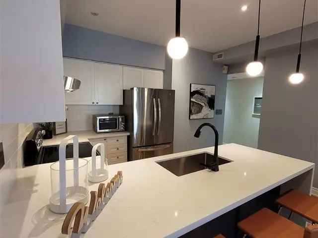 Leslieville Condo Townhouse: 2 Beds, 2 Baths, Modern Renovation