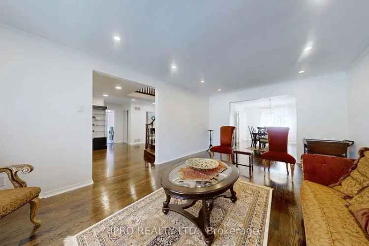 4-Bedroom 6-Bathroom House in Bayview Steeles