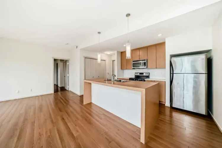 2-Bed 2-Bath Townhome in Evanston - Updated Kitchen and Low Condo Fees