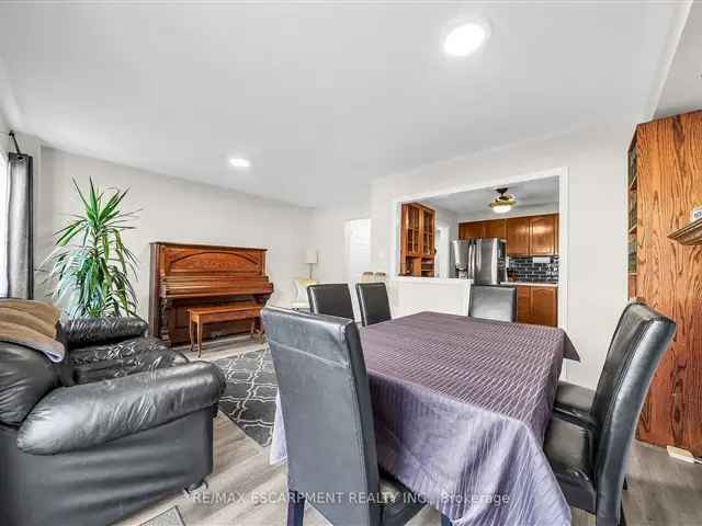 Townhouse For Sale in 5115, Silvercreek Drive, Burlington, Ontario