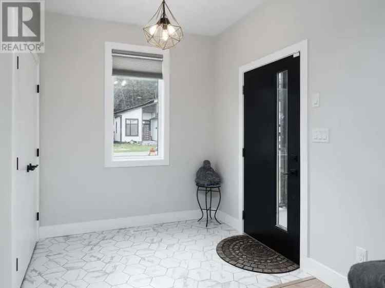 Stunning Bright Home with 2-Bedroom Suite - Double Garage & RV Parking