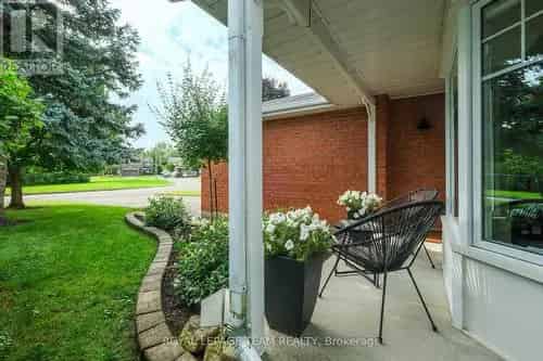 Luxury 3-Bedroom Home in Hunt Club Park Ottawa
