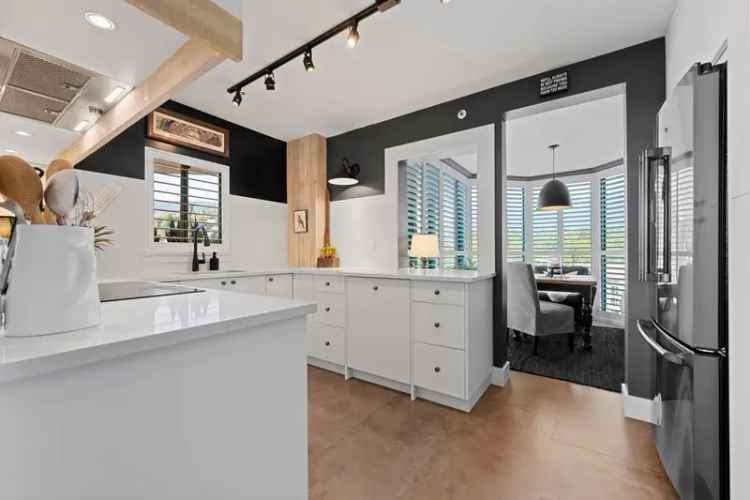 Condo For Sale in West Vancouver, British Columbia