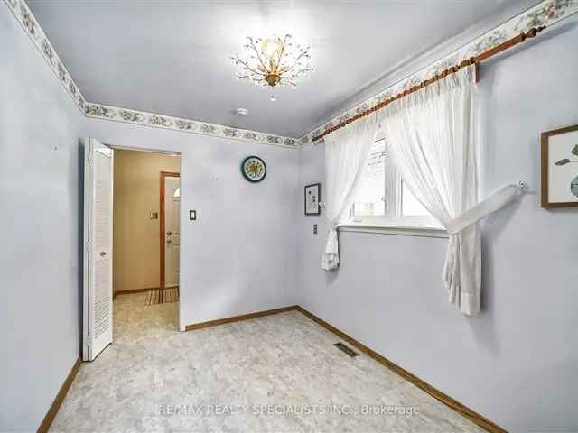 3 Bedroom Bungalow - Family Friendly Cooksville Home