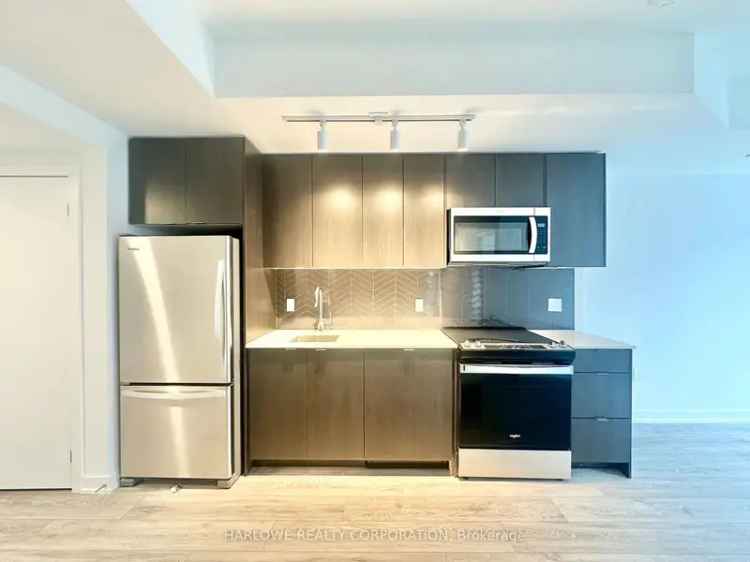 Rent Modern Condo Near Hwy 401 407 and Whitby Go with Great Amenities