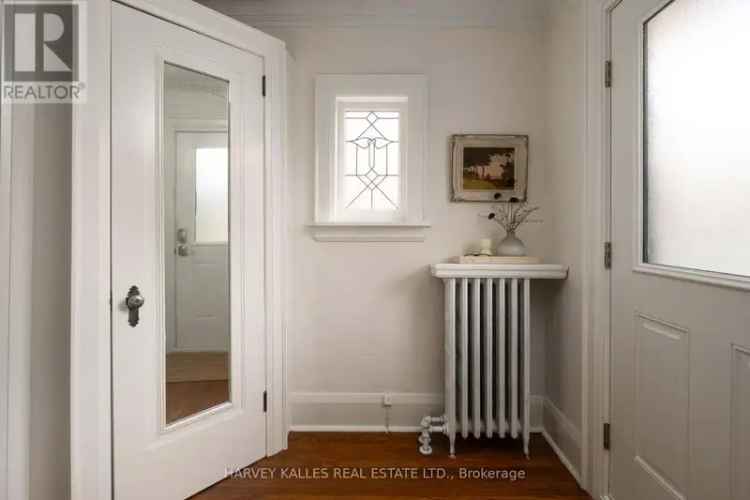 3 1 Bedroom Home in Lawrence Park North Updated Kitchen and Bathrooms
