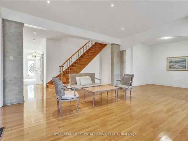 House For Sale in Oakville, Ontario