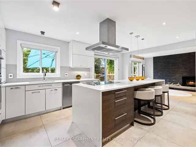 Luxury Erin Mills Home 6 Car Driveway Chef's Kitchen Finished Basement