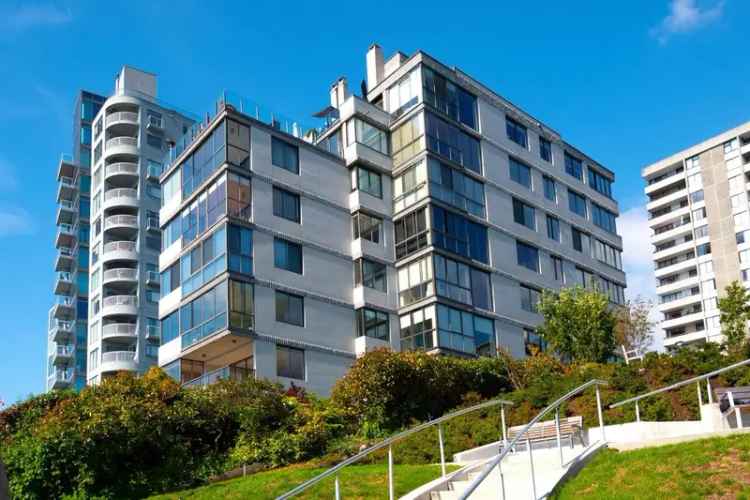 A $1,890,000.00 Apartment/Condo with 1 bedroom in Dundarave, West Vancouver