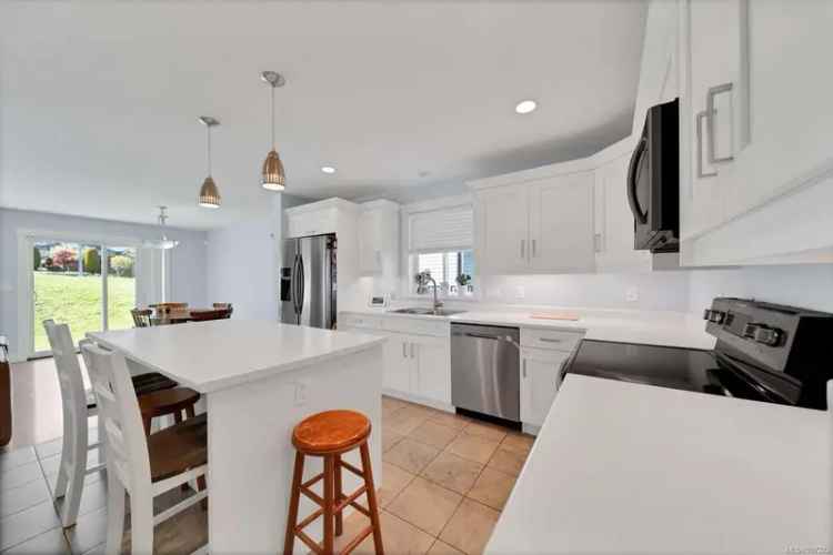 Family Home 3 Bed Den Open Concept Kitchen Big Yard Close Schools Shopping VIU