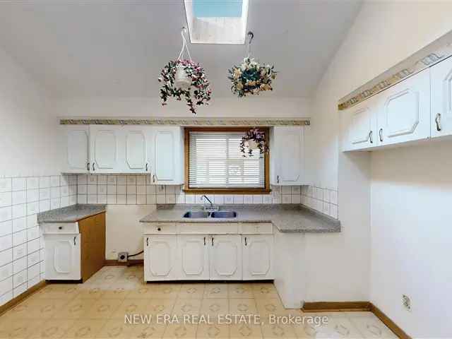 House For Sale in Mississauga, Ontario