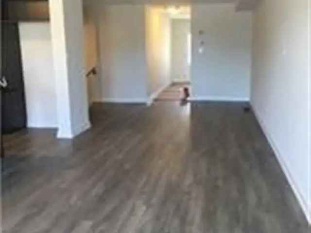 Bright 3 Bedroom Townhouse in Lakeside Community Near Park and School