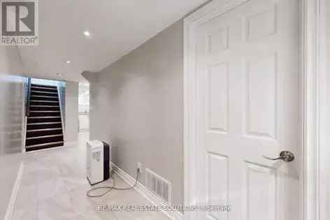 3 rooms house of 302 m² in Toronto