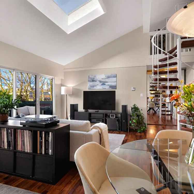 Penthouse Loft 2-Bedroom Near Kits Beach