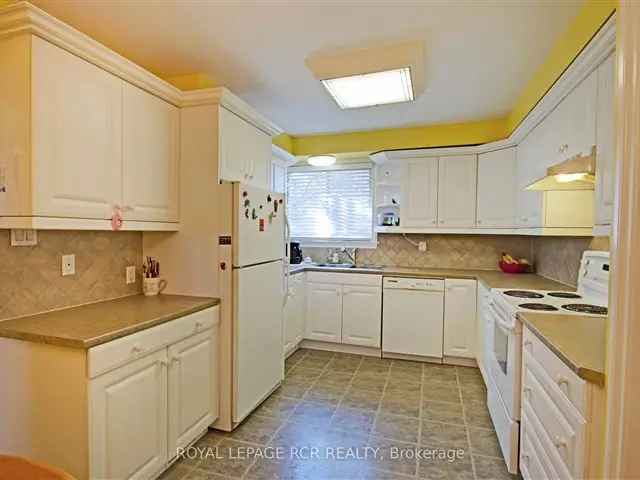 Townhouse For Sale in Aurora, Ontario