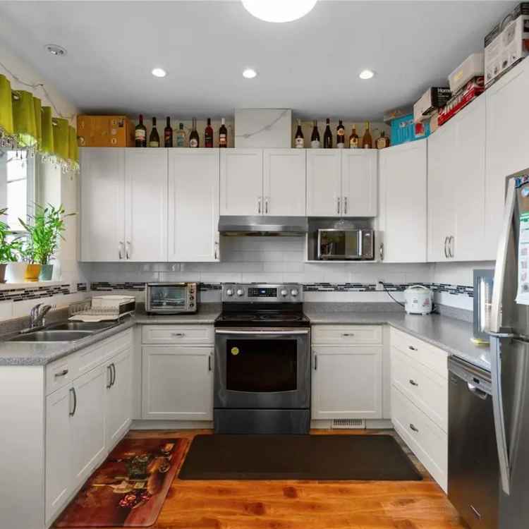 3 Bed 2 Bath House with Legal Suite Renfrew