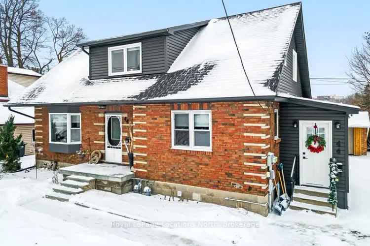 Duplex for Sale in Collingwood with Rental Income Potential and Prime Features