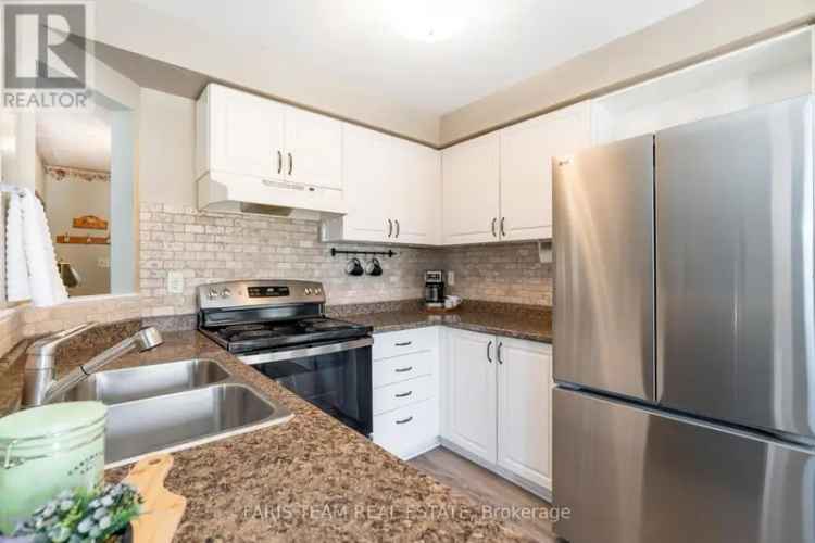 3-Bedroom Townhome in Holly - Private Backyard & Finished Basement