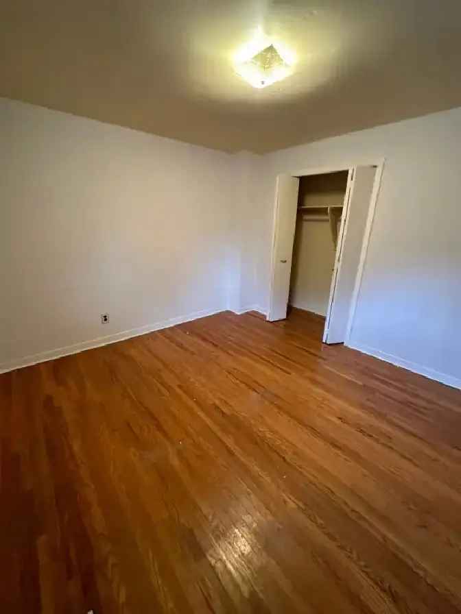 BRIGHT AND SPACIOUS ROOM FOR RENT - FAIRVIEW MALL - DON MILLS