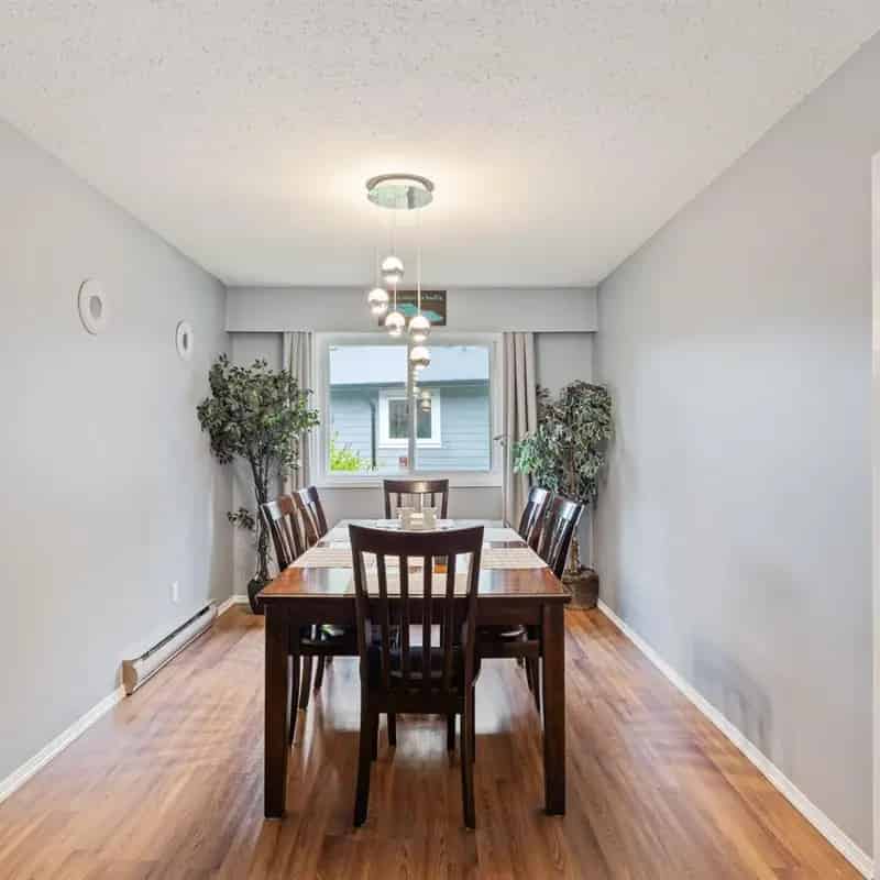 4 Bedroom Family Home 2700 Sqft Near Downtown Comox