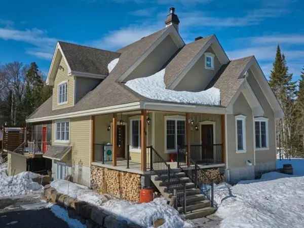 Rustic 6-Bedroom Home with Lake Access and Double Garage