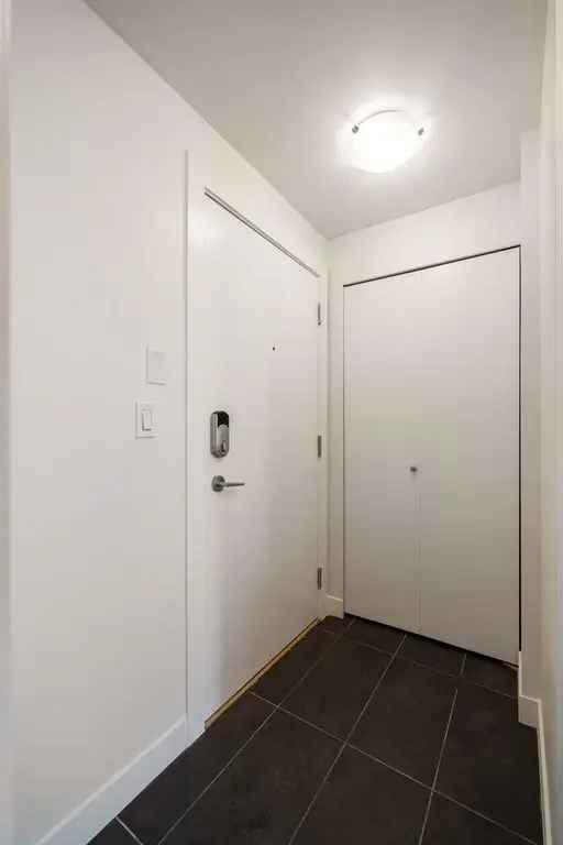 High Floor Reflections Unit Mountain Views 2 Parking 2 Lockers Near Skytrain